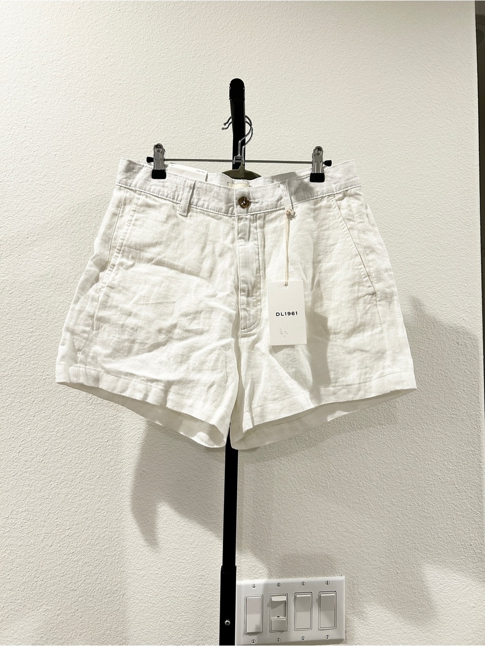 NWT DL1961 100% Linen Short in White, Size 28, $179 Retail